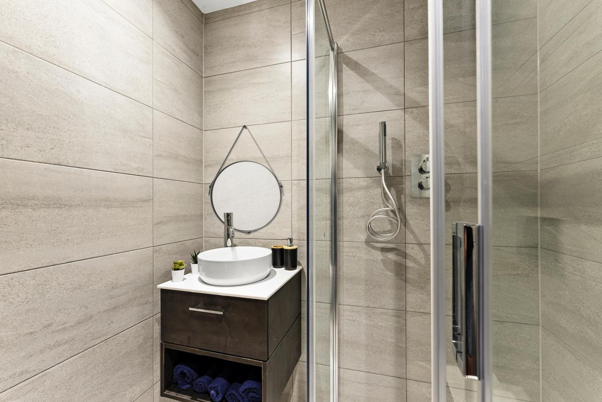 Stylish Large Leeds Apartment - Parking Εξωτερικό φωτογραφία